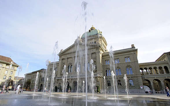 Giochi d'acqua sulla Piazza federale davanti al Palazzo federale