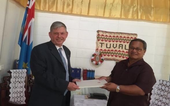 The Governor General of Tuvalu, the Hon. Iakoba Italeli, receives the credentials of the Swiss Ambassador, Funafuti, 17 October 2016 ©FDFA