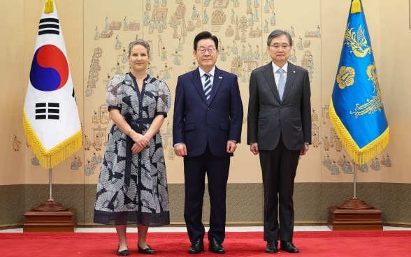 Swiss Ambassador Nadine Olivieri Lozano (left), President Lee Jae Myung (center), and Foreign Minister Cho Hyun (right)