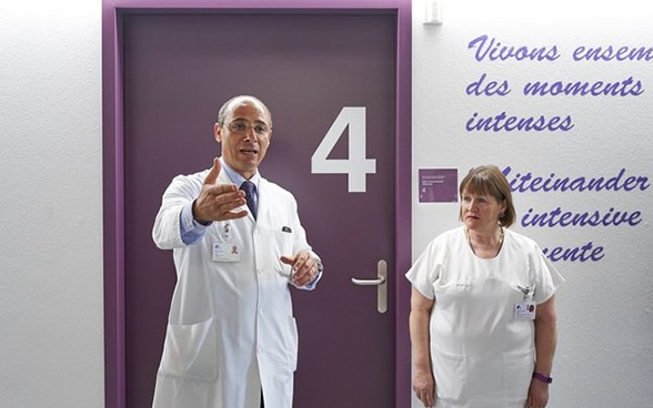 Le professeur Anis Feki à la maternité de l'Hôpital cantonal de Fribourg