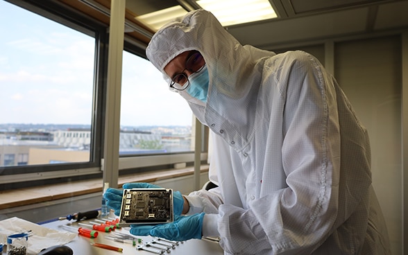 Aziz Belkhiria à l'EPFL en train d'assembler l'ordinateur "Bunny"