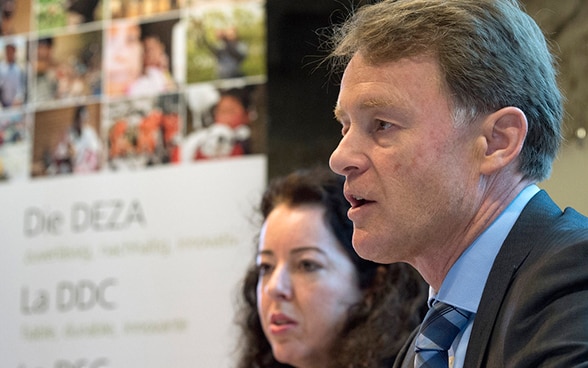 Manuel Sager, Direktor der DEZA, und Maya Tissafi, stellvertretende DEZA-Direktorin, an der Pressekonferenz in Bern.