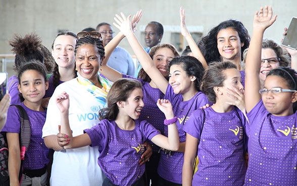 Phumzile Mlambo-Ngcuka, Generaldirektorin von UN Women, umgeben von Mädchen.