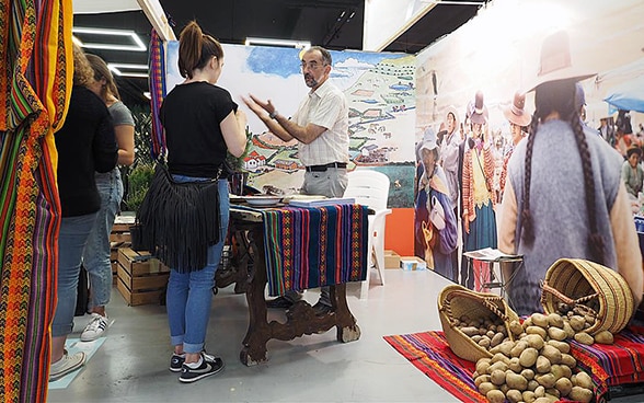 Am Comptoir Suisse können die Besucherinnen und Besucher das kulturelle Umfeld der Länder entdecken, in denen die DEZA tätig ist.