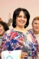 La photo est un portrait de Srbuhy Grigoryan, une journaliste arménienne qui a pu participer à l’élection pour le poste de maire de sa ville.