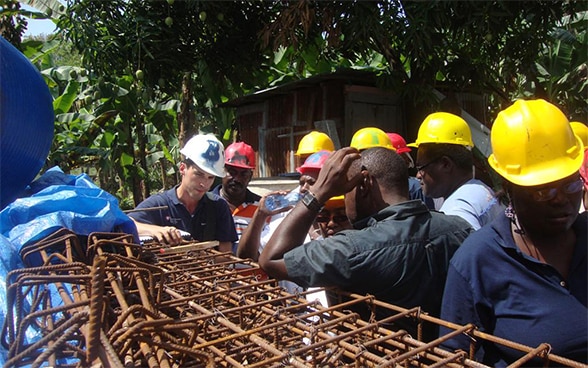 Members of the Swiss Humanitarian Aid Unit during a practical workshop with Haitian masons