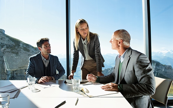 Personnes autour d'une table lors d’une réunion professionnelle