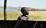 Un niña posa junto al río Níger.
