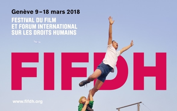 Eine Frau hält einen Mann am Bein fest und bewahrt ihn vor dem Wegfliegen. Im Hintergrund ist das FIFDH-Logo zu sehen.