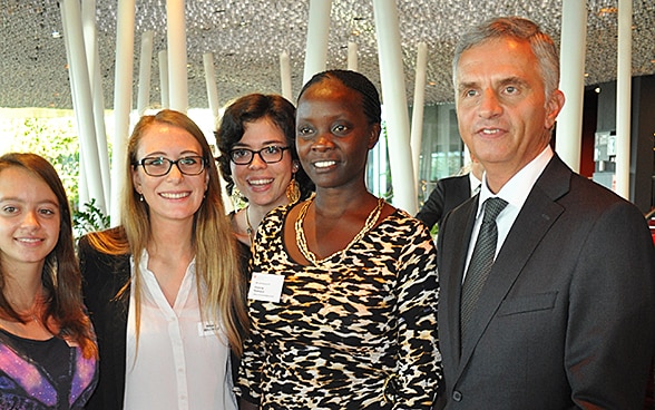 Didier Burkhalter zusammen mit Jugendlichen aus dem In- und Ausland an der Jahreskonferenz der Abteilung Menschliche Sicherheit AMS des Eidgenössischen Departements für auswärtige Angelegenheiten. © EDA