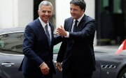 Bundespräsident Didier Burkhalter und der italienische Ministerpräsident Matteo Renzi begrüssen sich.
