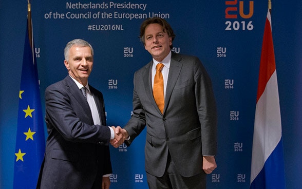 Poignée de main entre le ministre des affaires étrangères Didier Burkhalter et son homologue néerlandais Bert Koenders.