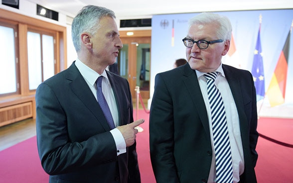 Le conseiller fédéral Didier Burkhalter est reçu par le ministre allemand des affaires étrangères Frank-Walter Steinmeier pour un entretien officiel.