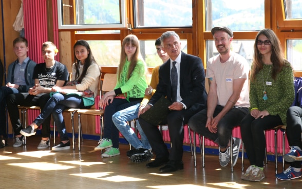 Le conseiller fédéral Didier Burkhalter parlant avec des enfants dans le village d‘enfants Pestalozzi à Trogen (AR)