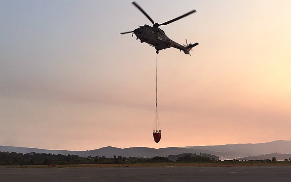 La Suisse envoie un hélicoptère de l’Armée Suisse et une équipe humanitaire.