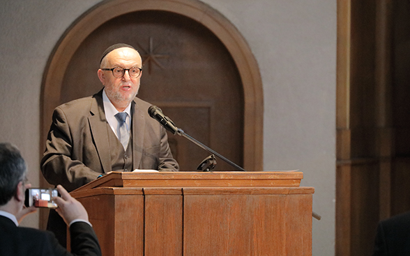 David Polnauer, rabbino della Comunità ebraica di Berna, recita il Kaddish, la preghiera ebraica per i morti, alla fine della cerimonia.