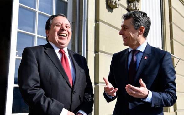 Khemaies Jhinaoui, tunesischer Aussenminister, links, und Bundesrat Ignazio Cassis, rechts, sprechen vor einem Arbeitsessen im Von Wattenwyl Haus.