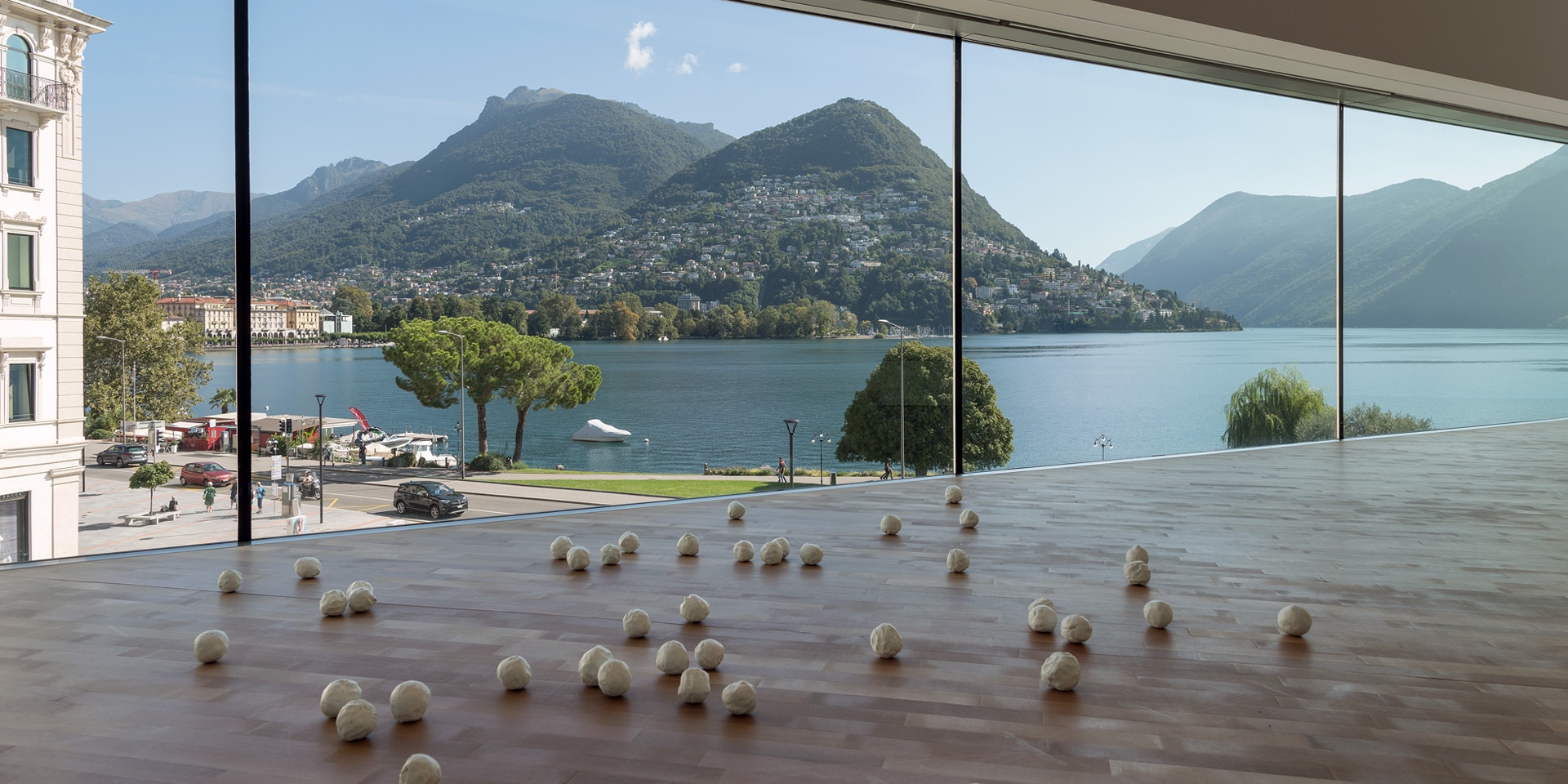Ein Zimmer im Kulturzentrum Lugano Arte e Cultura, mit Blick auf den See.