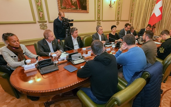 Bundespräsident Cassis und die Schweizer Delegation während den politischen Gesprächen mit Präsident Selenskyj und der ukrainischen Delegation.