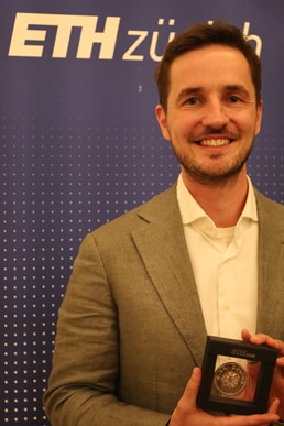 Mischa Weber erhielt 2024 die ETH-Medaille für seine hervorragende Masterarbeit.