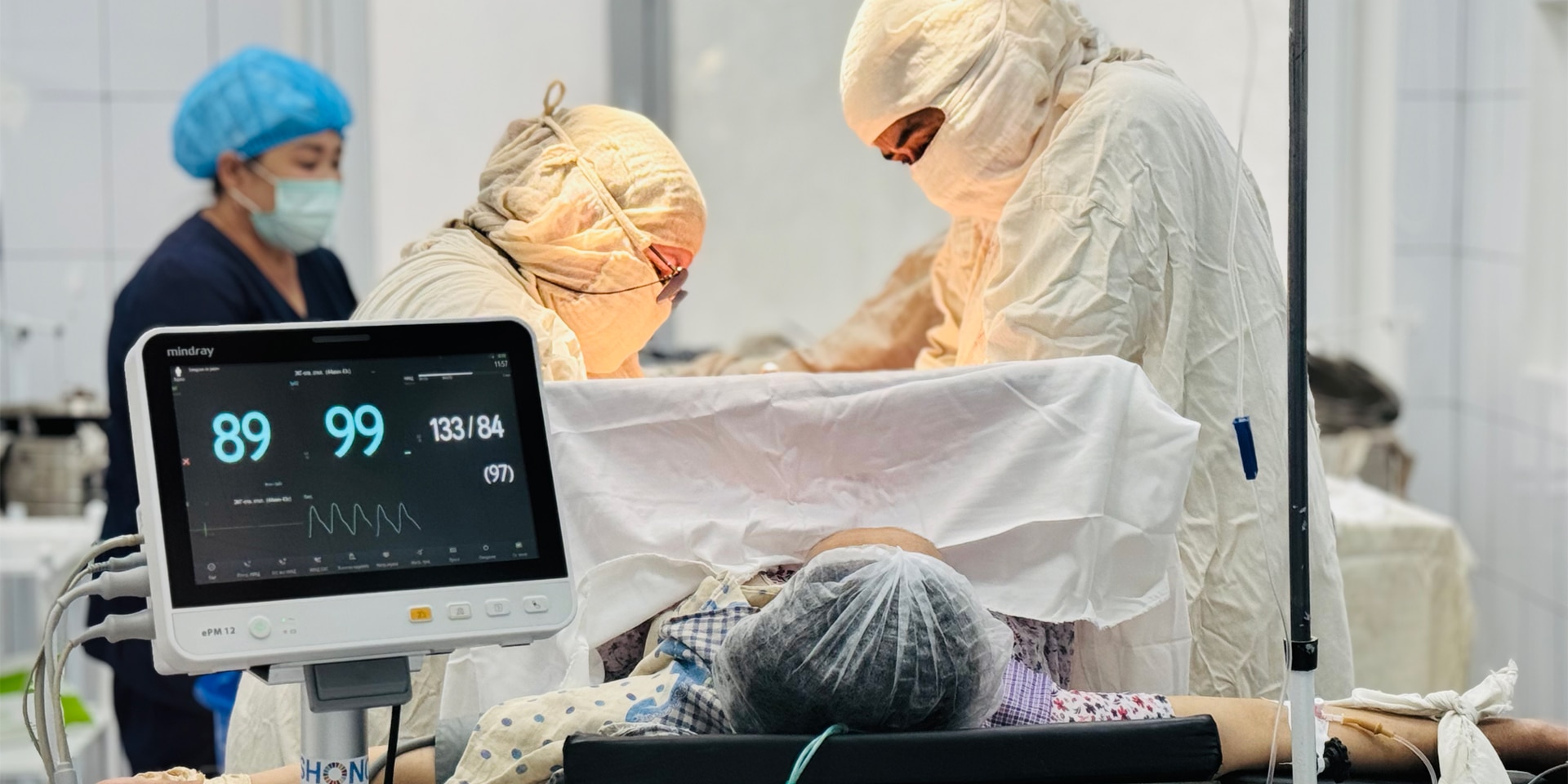 Operationssaal mit medizinischem Personal während einer Geburt.