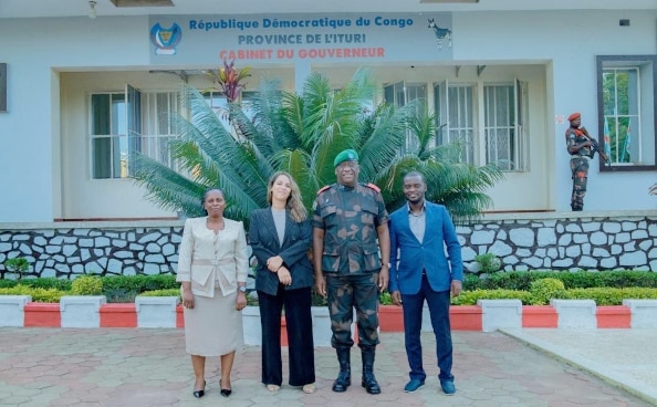 Photo de groupe avec Laura Reymond-Joubin, au centre, à côté du gouverneur militaire de la province de l’Ituri.