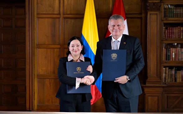 Eric Mayoraz, Swiss Ambassador to Colombia, and Olga Lucía Arenas, Deputy Foreign Minister of Colombia, signed the document. 