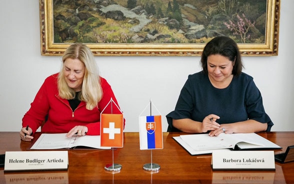 Il Segretario di Stato Helene Budliger Artieda e il Segretario di Stato slovacco Barbora Lukáčová firmano l'ultimo accordo di attuazione della parte Coesione.