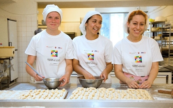 Berufsschüler beim Backen