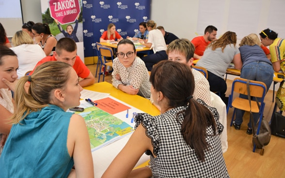 Un gruppo di persone che lavorano insieme.